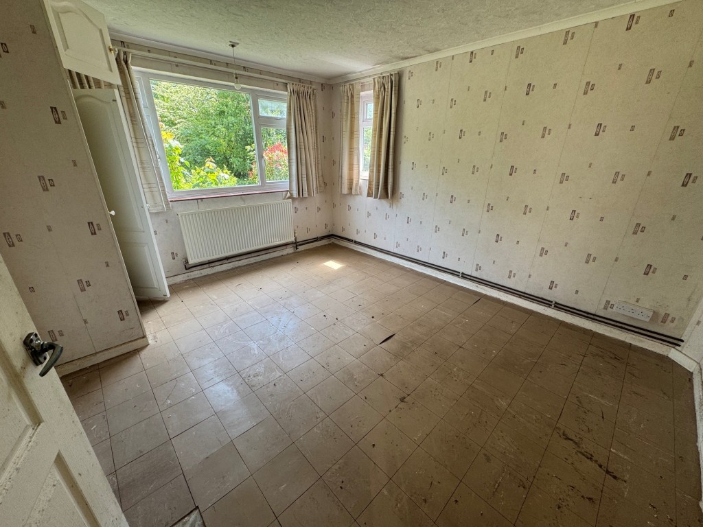Lot: 71 - WATER DAMAGED DETACHED BUNGALOW - Bedroom 2